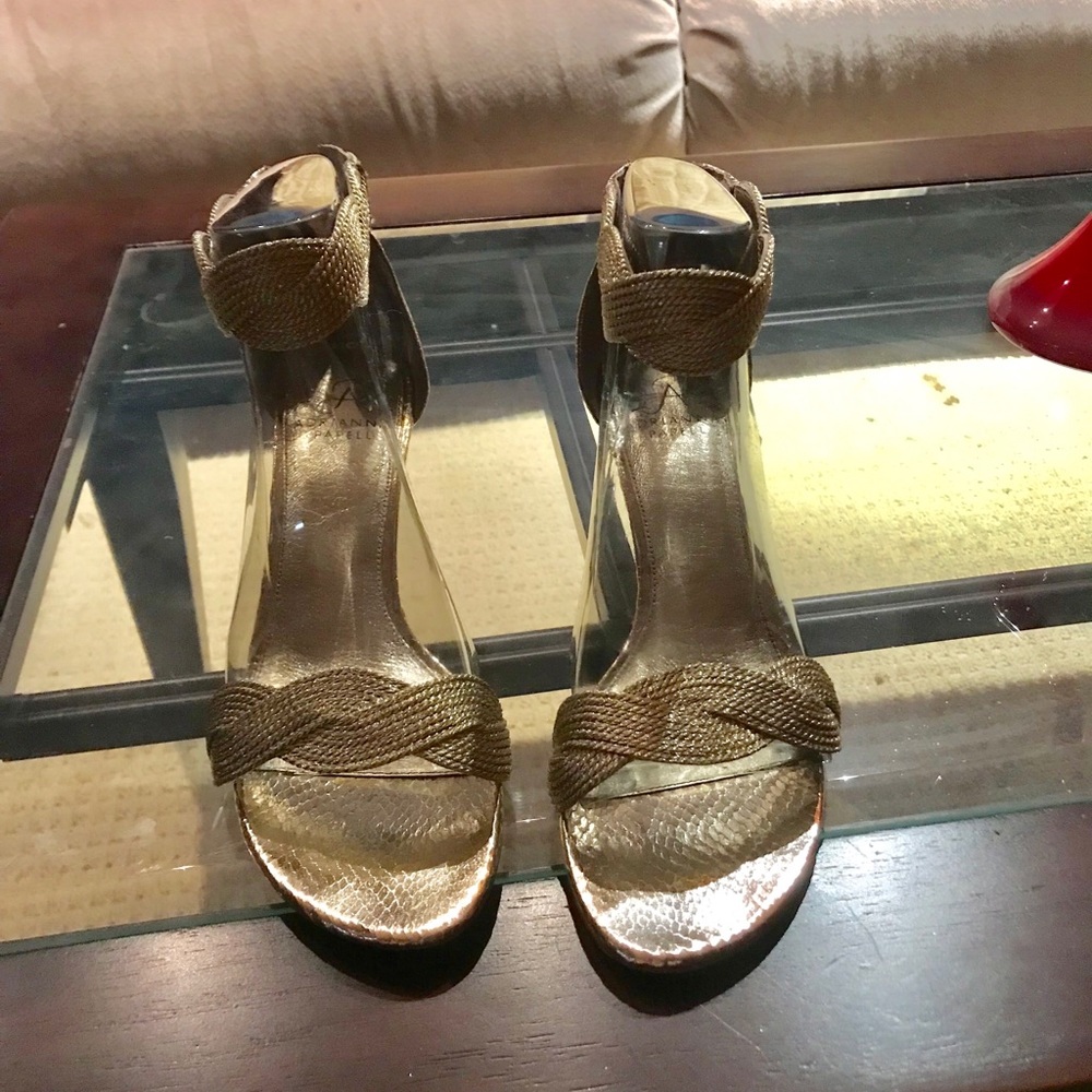 Shimmery gold wedges